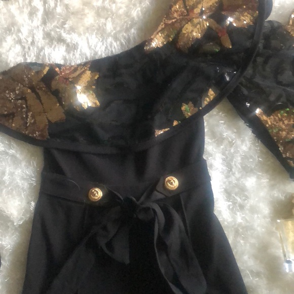 🌺🌺 SOLD SOLD SOLD Black & Gold ruffle Shoulder - Picture 2 of 8